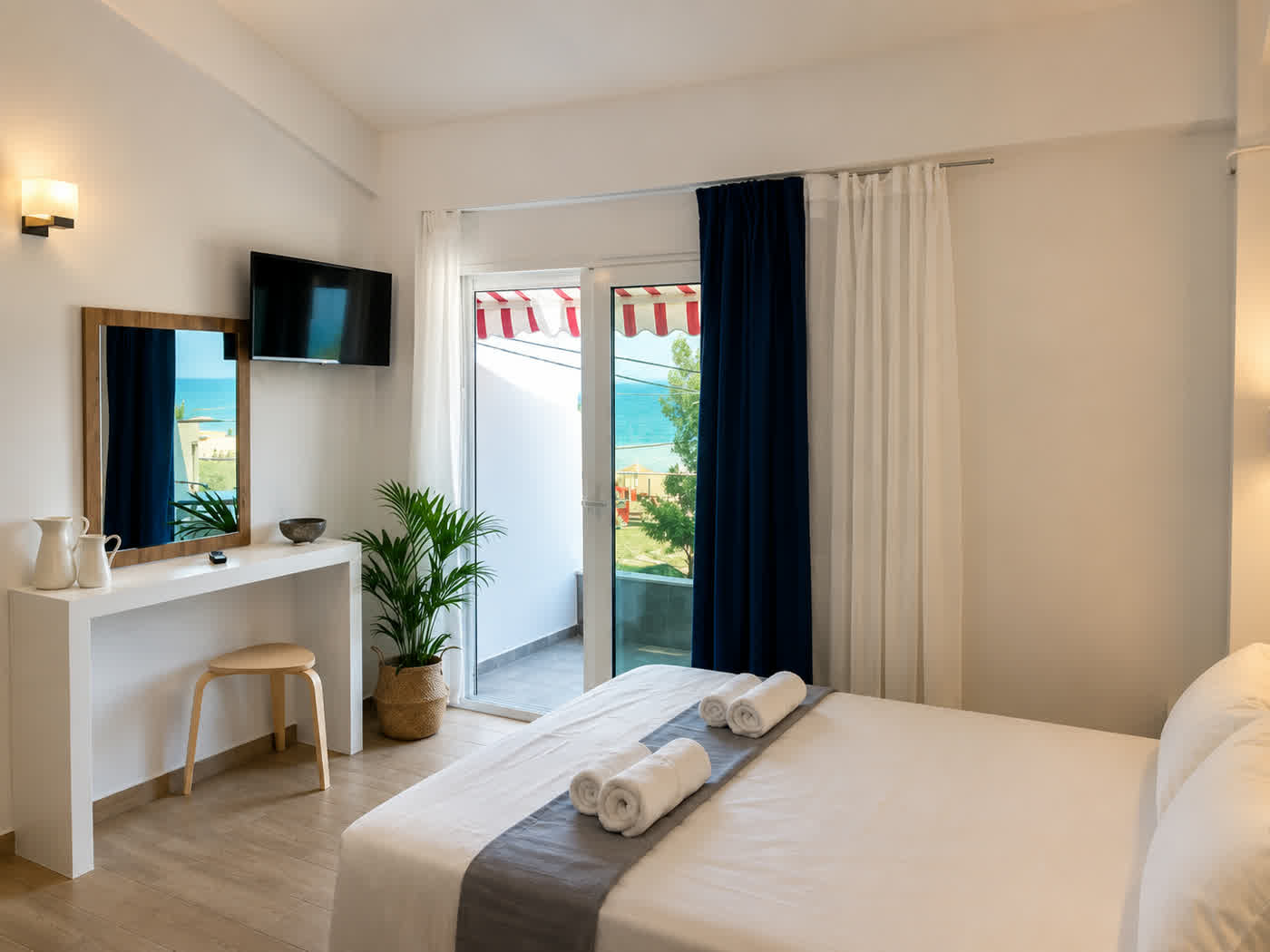 Φωτογραφία Deluxe Τρίκλινου Δωματίου με θέα στη θάλασσα